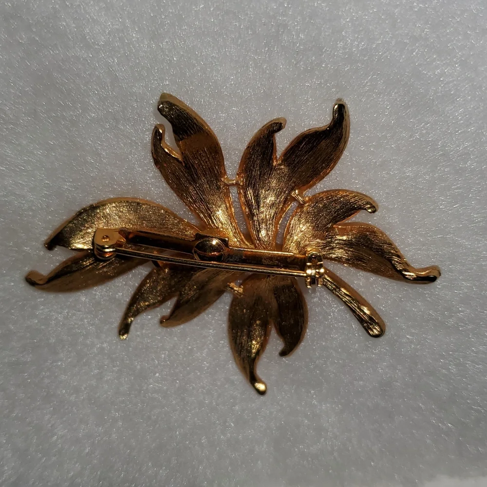 Golden Colored Leaf Brooch - Picture 2 of 2